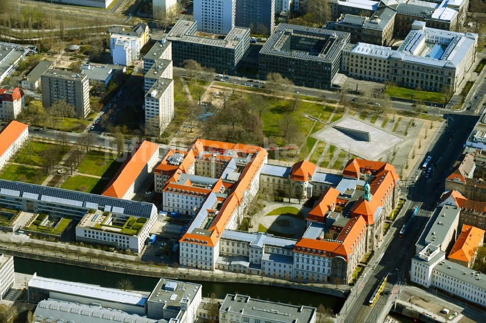 Berlin von oben - Gebäude des Bundesministerium für Wirtschaft und Energie am Ufer der Spree an der Invalidenstrasse in Berlin, Deutschland