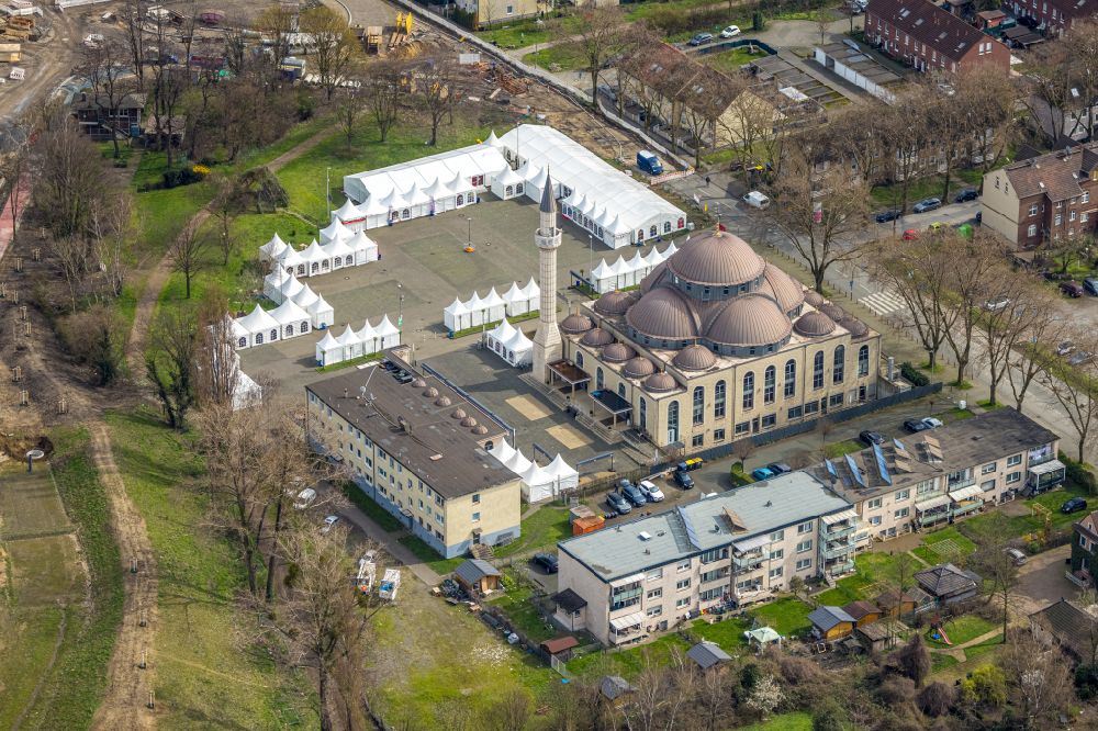 Duisburg von oben - Gebäude der DITIB- Moschee an der Warbruckstrasse in Duisburg-Marxloh im Bundesland Nordrhein-Westfalen