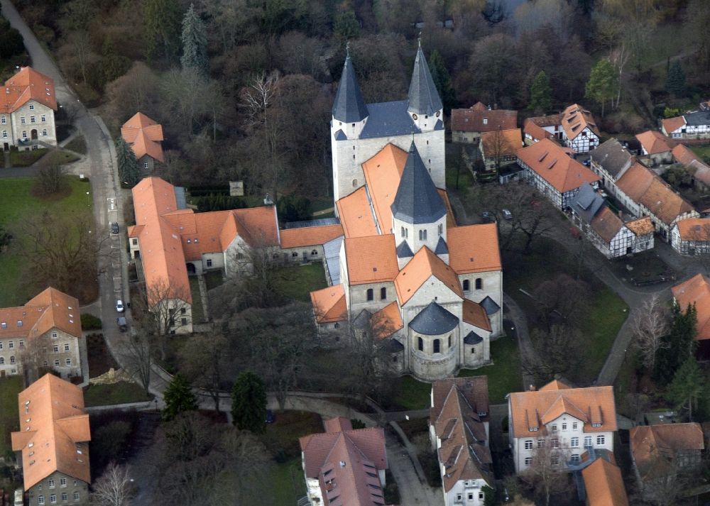 Königslutter von oben - Gebäude des Dom Kaiserdom in Königslutter am Elm im Bundesland Niedersachsen