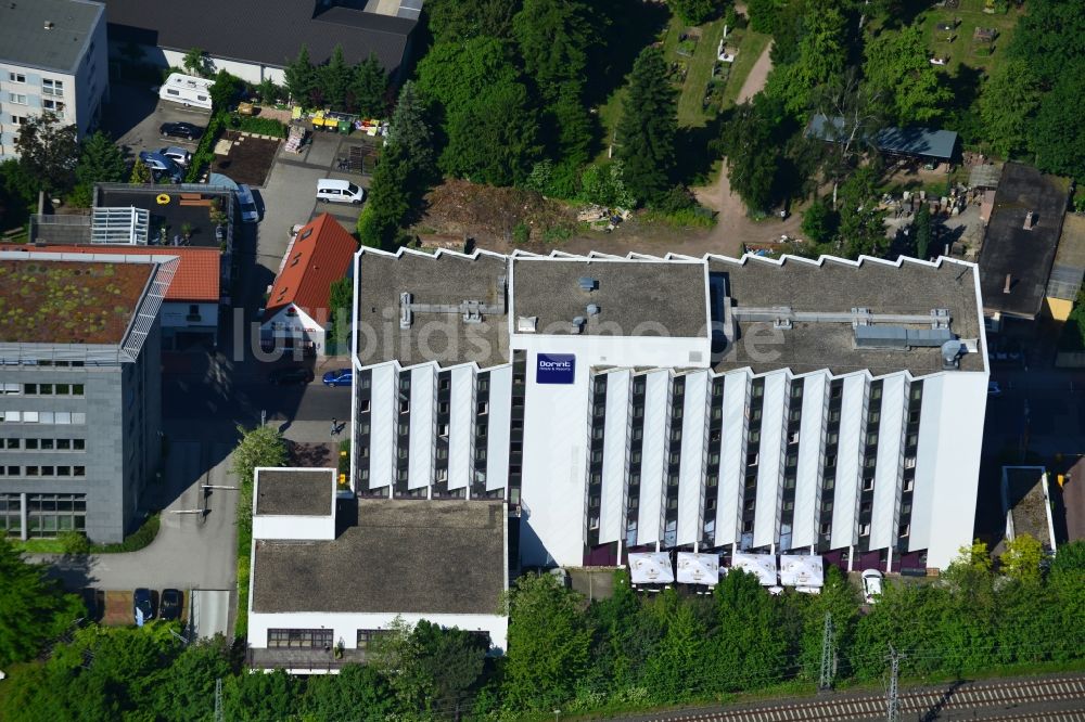 Luftbild Frankfurt am Main OT Niederrad - Gebäude des Dorint Hotel an der Hahnstraße in Niederrad, einem Stadtteil von Frankfurt am Main im Bundesland Hessen
