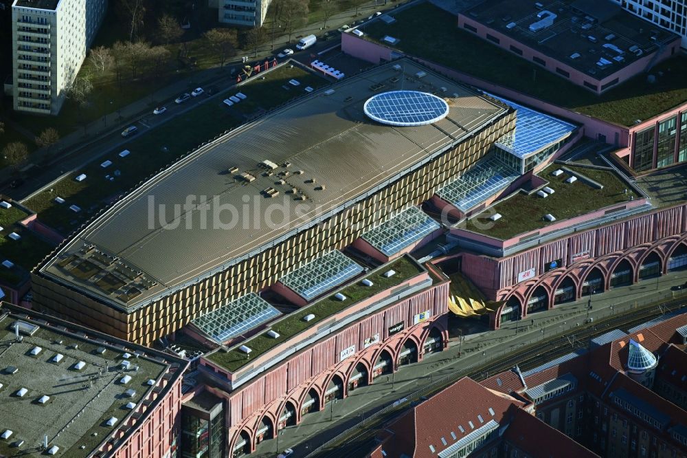 Luftbild Berlin - Gebäude des Einkaufszentrum Alexa in Berlin