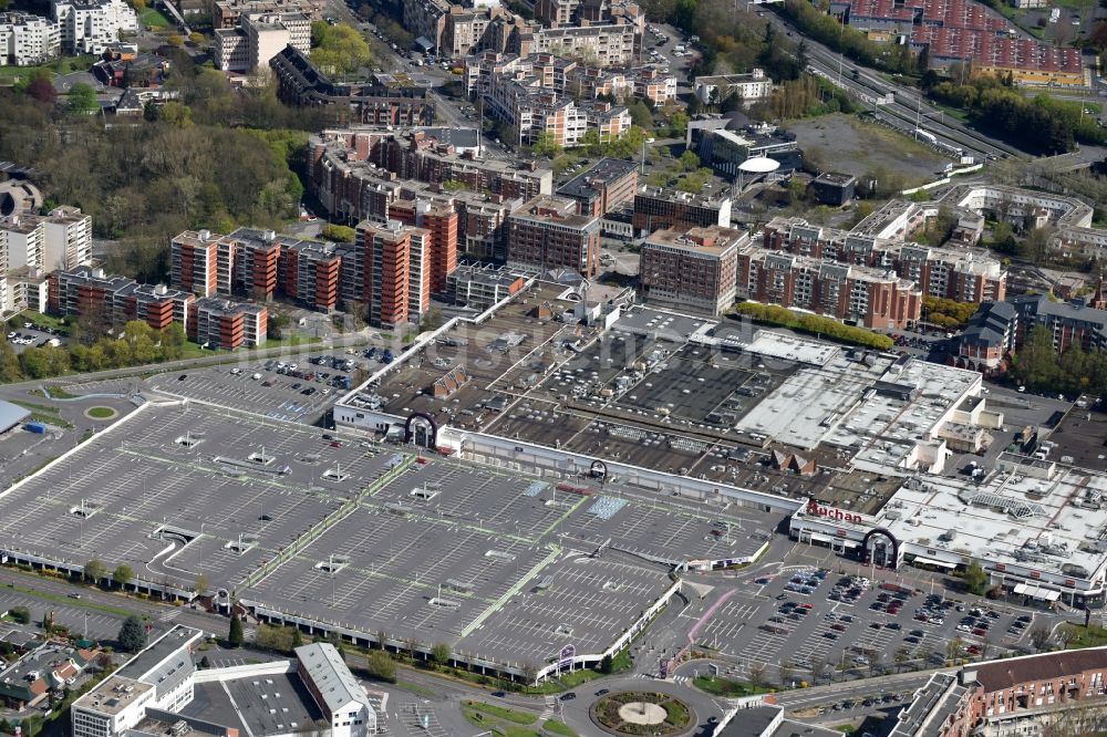 Villeneuve-d’Ascq aus der Vogelperspektive: Gebäude des Einkaufszentrum Auchan in Villeneuve-d’Ascq in Nord-Pas-de-Calais Picardie, Frankreich