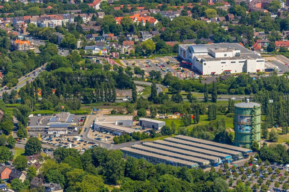 Luftaufnahme Herne - Gebäude des Einkaufszentrum Decathlon Herne mit Gasometer Herne in Herne im Bundesland Nordrhein-Westfalen