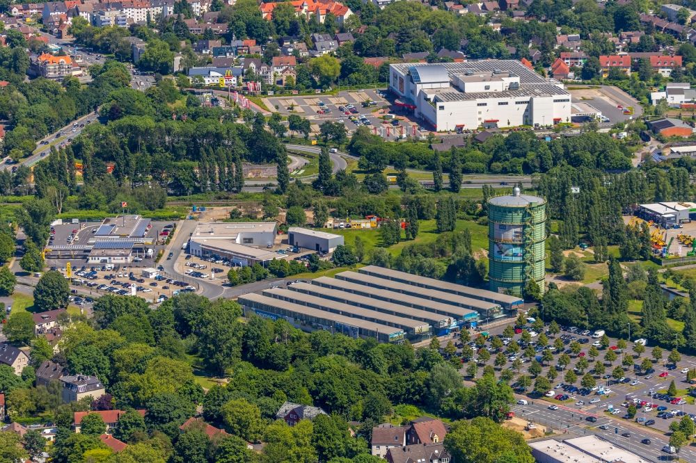 Herne von oben - Gebäude des Einkaufszentrum Decathlon Herne mit Gasometer Herne in Herne im Bundesland Nordrhein-Westfalen