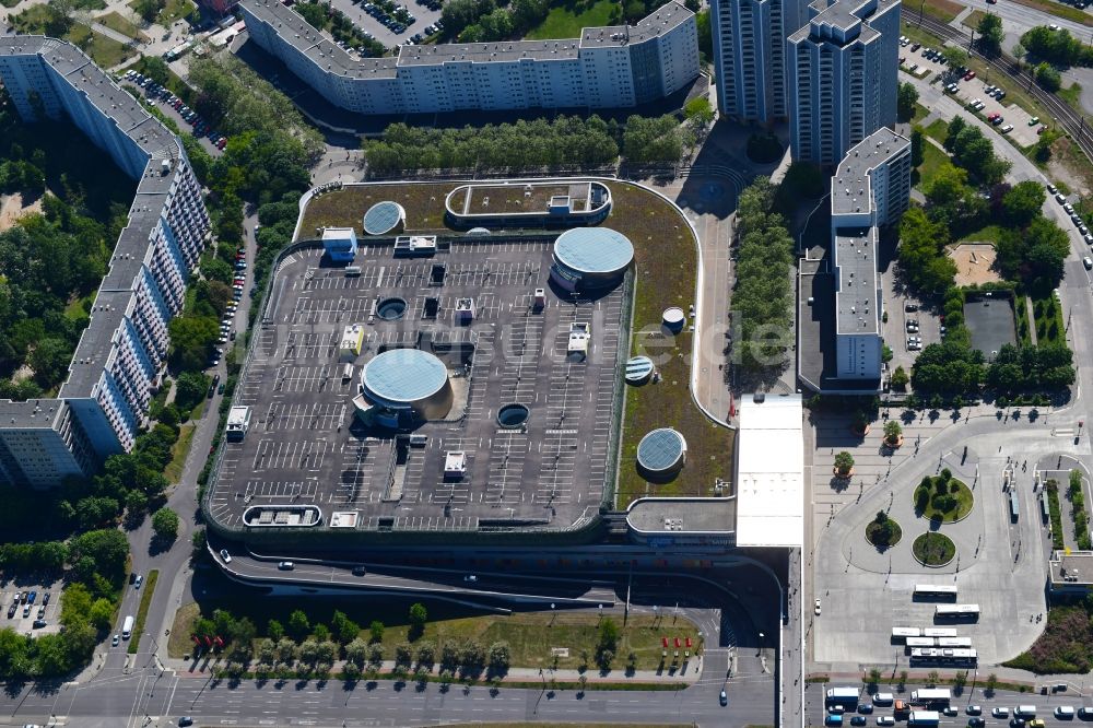 Luftaufnahme Berlin - Gebäude des Einkaufszentrum Eastgate Berlin an der Marzahner Promenade im Ortsteil Marzahn in Berlin, Deutschland