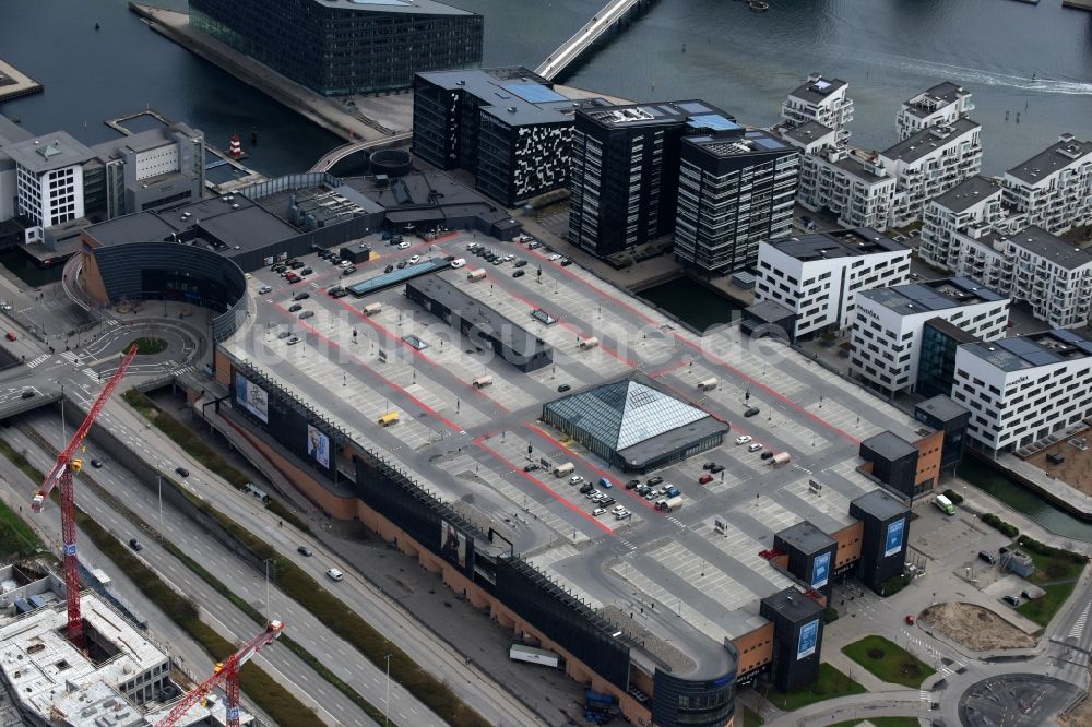 Luftaufnahme Kopenhagen - Gebäude des Einkaufszentrum Fisketorvet - Copenhagen Mall an der Kalvebod Brygge in Kopenhagen in Dänemark