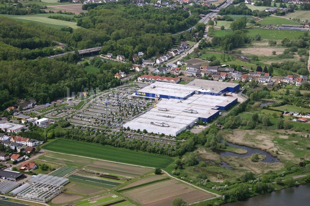Luftaufnahme Saarlouis - Gebäude des Einkaufszentrum des IKEA Einrichtungshauses in Saarlouis im Bundesland Saarland