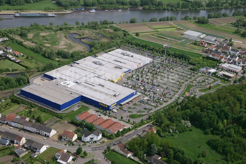 Saarlouis aus der Vogelperspektive: Gebäude des Einkaufszentrum des IKEA Einrichtungshauses in Saarlouis im Bundesland Saarland