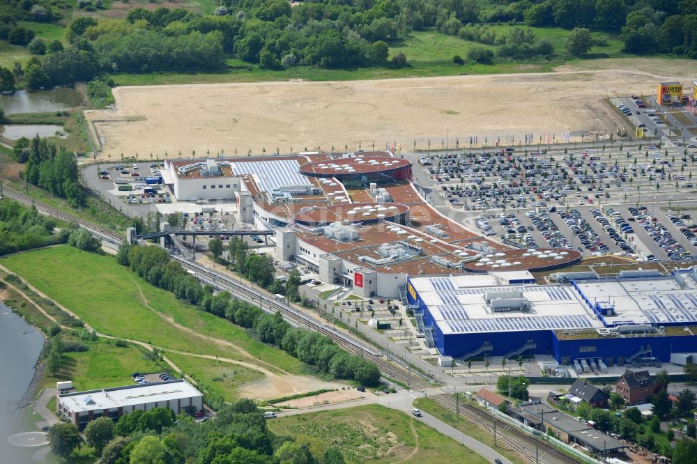 Luftaufnahme Dänischburg, Lübeck - Gebäude des Einkaufszentrum des IKEA - Möbel- und Einrichtungshauses in Dänischburg, Lübeck im Bundesland Schleswig-Holstein