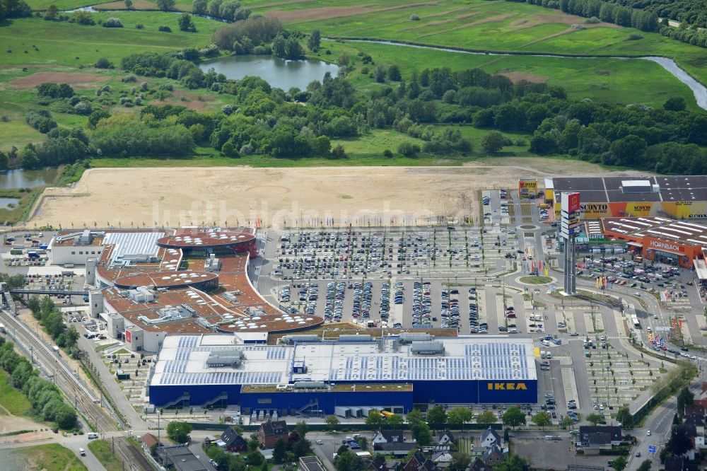 Dänischburg, Lübeck von oben - Gebäude des Einkaufszentrum des IKEA - Möbel- und Einrichtungshauses in Dänischburg, Lübeck im Bundesland Schleswig-Holstein