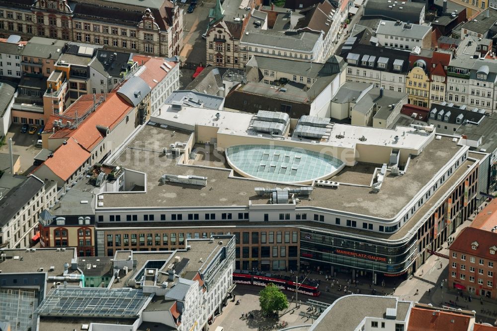 Luftaufnahme Schwerin - Gebäude des Einkaufszentrum Marienplatz Galerie in Schwerin im Bundesland Mecklenburg-Vorpommern, Deutschland