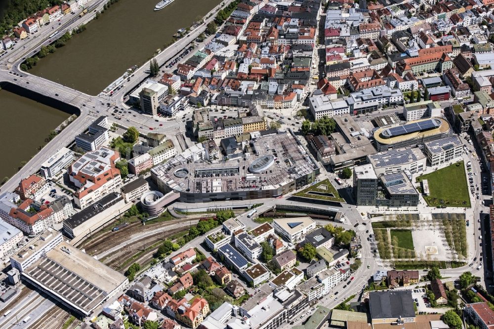 Luftaufnahme Passau - Gebäude des Einkaufszentrum Stadtgalerie Passau an der Bahnhofstraße in Passau im Bundesland Bayern, Deutschland