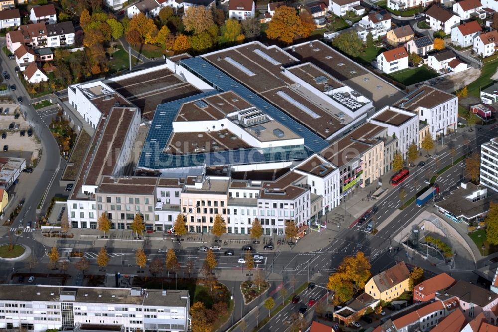 Luftaufnahme Neumarkt in der Oberpfalz - Gebäude des Einkaufszentrum Stadtquartier „Neuer Markt” in Neumarkt in der Oberpfalz im Bundesland Bayern