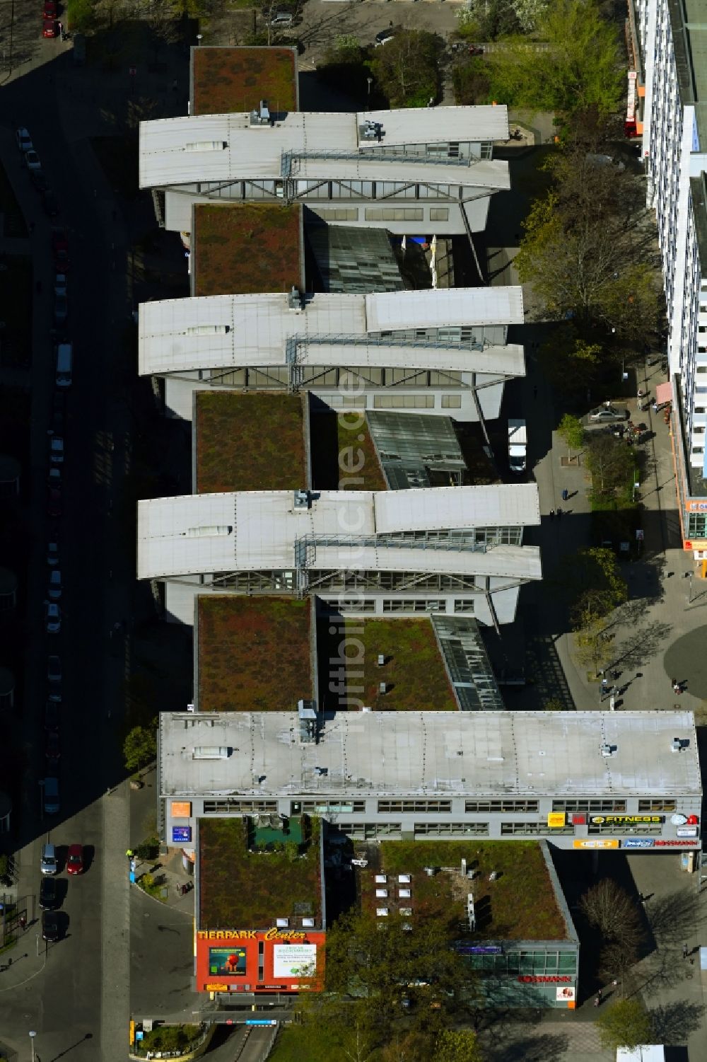 Luftaufnahme Berlin - Gebäude des Einkaufszentrum Tierpark Center Berlin im Ortsteil Lichtenberg in Berlin