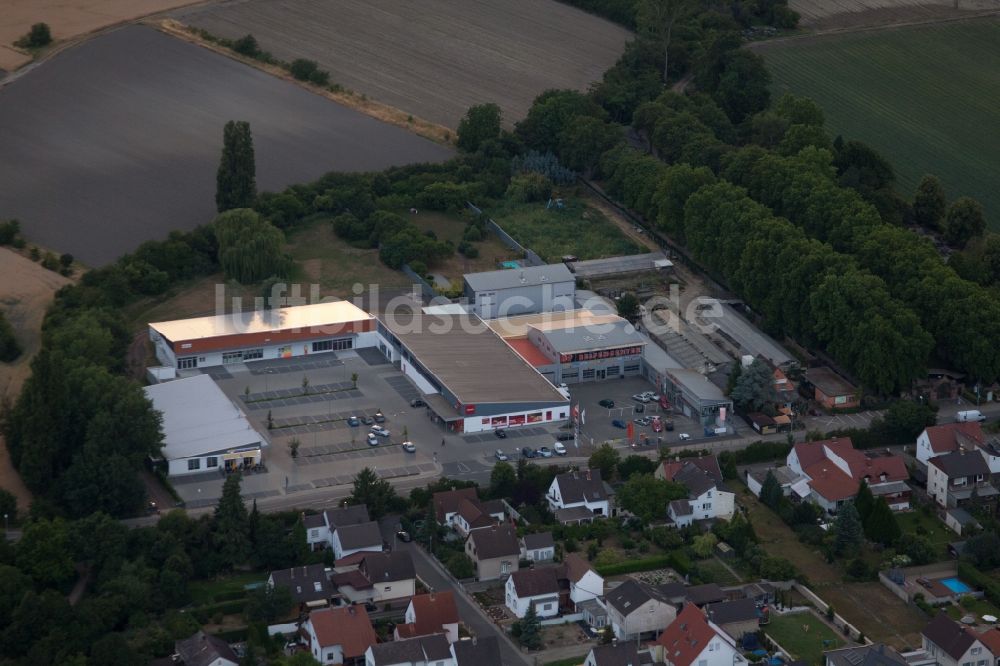 Luftaufnahme Bobenheim-Roxheim - Gebäude des Einkaufszentrum Wormser Landstr. im Ortsteil Petersau in Bobenheim-Roxheim im Bundesland Rheinland-Pfalz