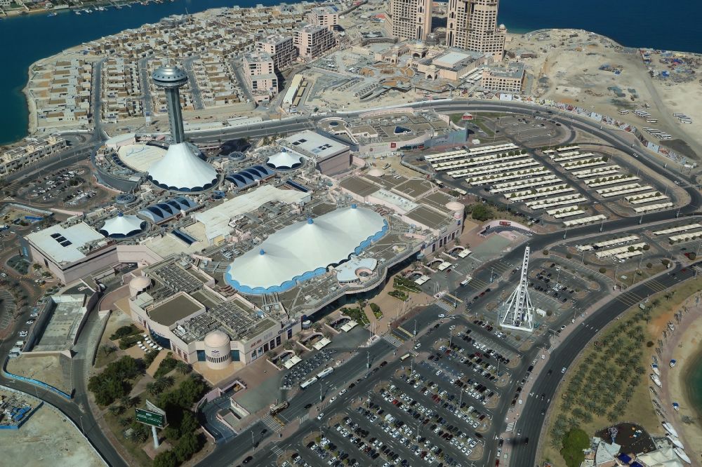 Abu Dhabi aus der Vogelperspektive: Gebäude des Einkaufszentrums Marina Mall, Riesenrad und Aussichtsturm auf der künstlichen Insel Breakwater Island im Persischen Golf vor Abu Dhabi in Vereinigte Arabische Emirate