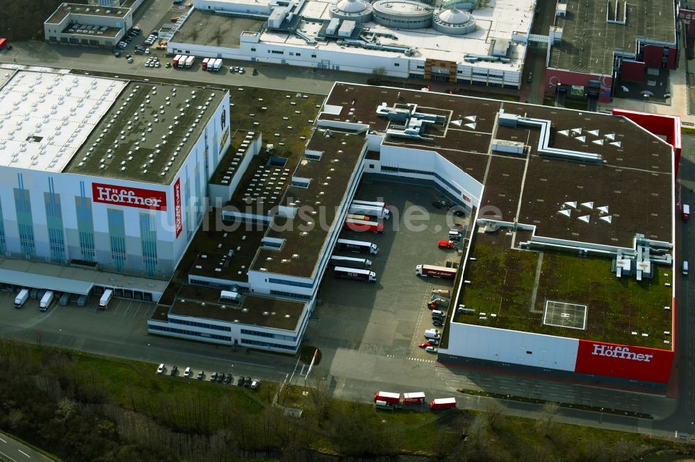 Luftaufnahme Leuna - Gebäude des Einrichtungshaus - Möbelmarkt Höffner in Leuna im Bundesland Sachsen-Anhalt, Deutschland