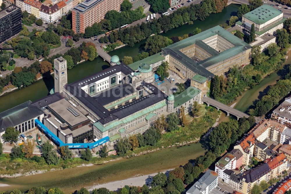 München von oben - Gebäude- Ensemble Deutsches Museum auf der Museumsinsel in München im Bundesland Bayern