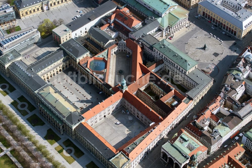 Luftaufnahme München - Gebäude- Ensemble des ehemaligen Schlosses Residenz am Max-Joseph-Platz in München im Bundesland Bayern, Deutschland