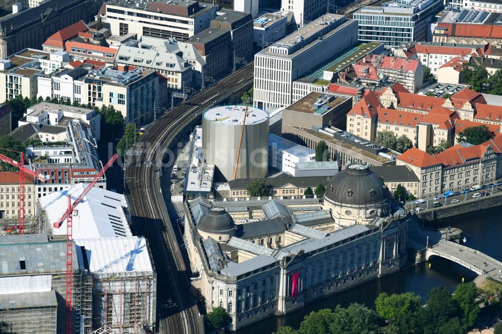 Berlin aus der Vogelperspektive: Gebäude- Ensemble PERGAMONMUSEUM. DAS PANORAMA TEMPORÄRER AUSSTELLUNGSBAU AM KUPFERGRABEN in Berlin, Deutschland