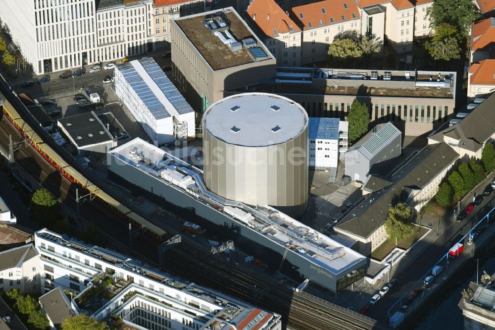 Luftaufnahme Berlin - Gebäude- Ensemble PERGAMONMUSEUM. DAS PANORAMA TEMPORÄRER AUSSTELLUNGSBAU AM KUPFERGRABEN in Berlin, Deutschland