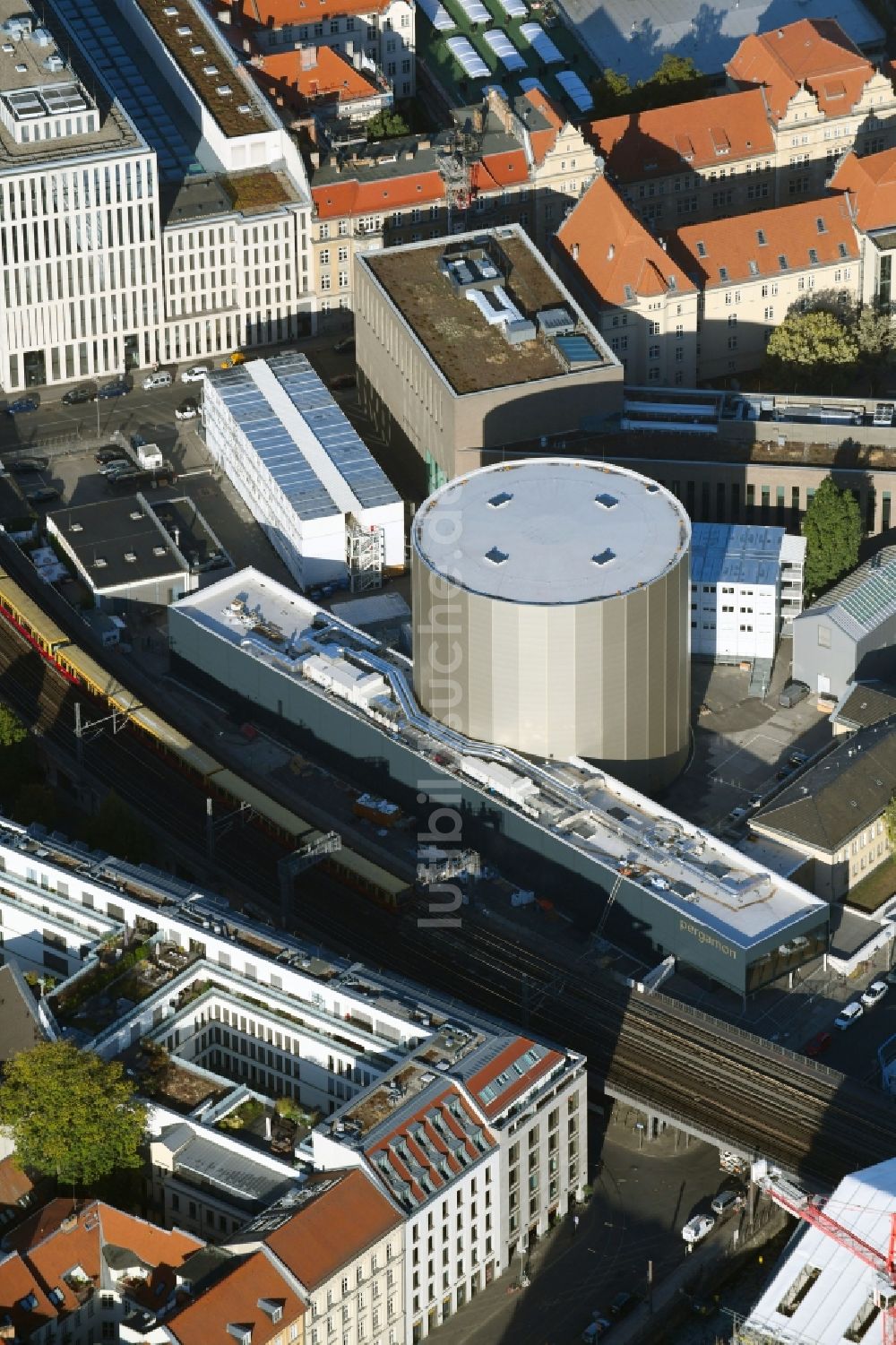 Berlin von oben - Gebäude- Ensemble PERGAMONMUSEUM. DAS PANORAMA TEMPORÄRER AUSSTELLUNGSBAU AM KUPFERGRABEN in Berlin, Deutschland