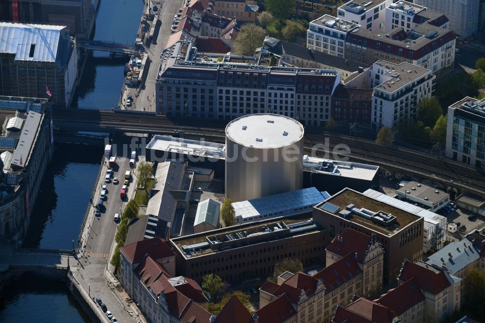 Luftbild Berlin - Gebäude- Ensemble PERGAMONMUSEUM. DAS PANORAMA TEMPORÄRER AUSSTELLUNGSBAU AM KUPFERGRABEN in Berlin, Deutschland