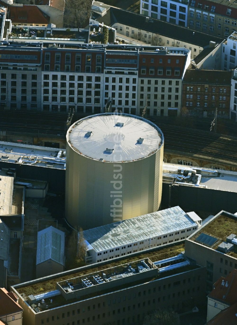 Berlin aus der Vogelperspektive: Gebäude- Ensemble PERGAMONMUSEUM. DAS PANORAMA TEMPORÄRER AUSSTELLUNGSBAU AM KUPFERGRABEN in Berlin, Deutschland