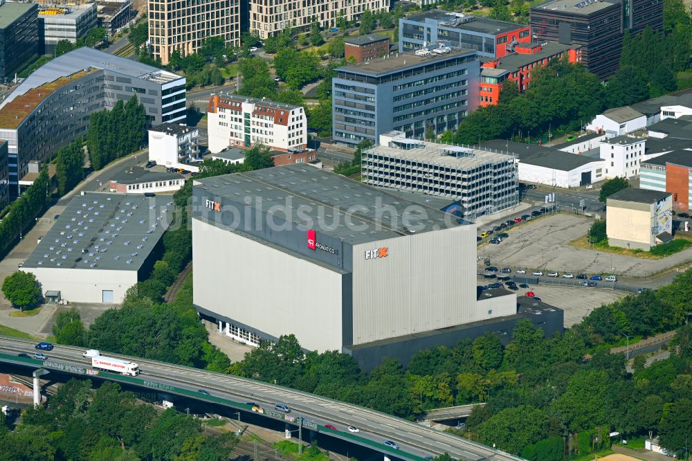 Bremen von oben - Gebäude des Fitnessstudio der FitX Deutschland GmbH im Ortsteil Überseestadt in Bremen, Deutschland