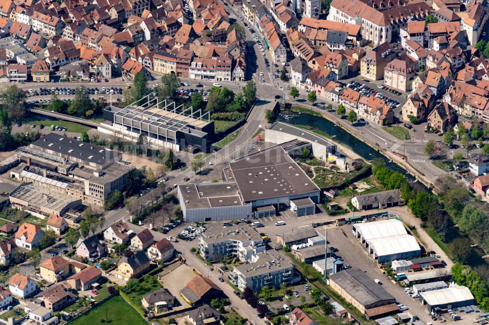 Selestat aus der Vogelperspektive: Gebäude der Gemeindeverwaltung in Selestat in Grand Est, Frankreich