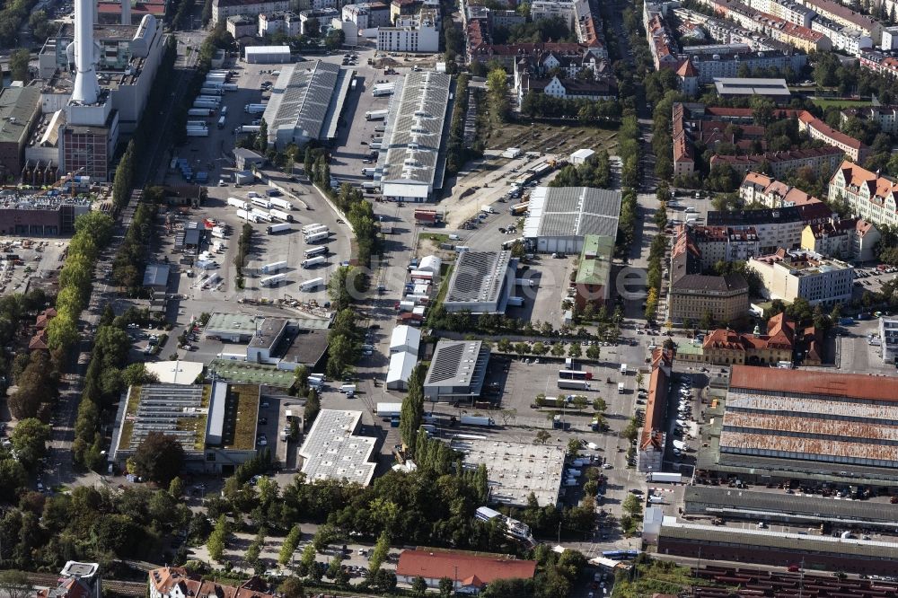 München von oben - Gebäude des Großhandelszentrum Großmarkthalle München und Heizkraftwerk Süd in München im Bundesland Bayern, Deutschland