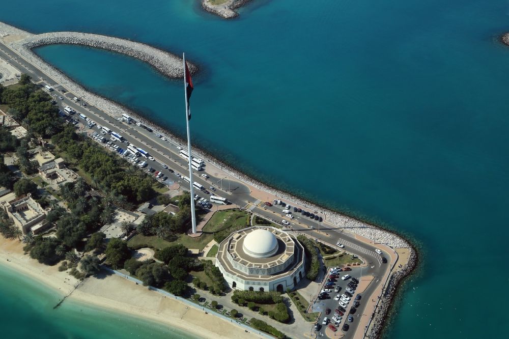 Luftbild Abu Dhabi - Gebäude und Häuser des Heritage Village auf der künstlichen Insel Breakwater Island im Persischen Golf vor Abu Dhabi in Vereinigte Arabische Emirate