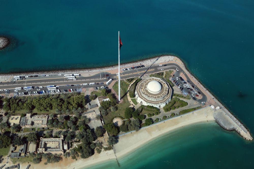 Luftaufnahme Abu Dhabi - Gebäude und Häuser des Heritage Village auf der künstlichen Insel Breakwater Island im Persischen Golf vor Abu Dhabi in Vereinigte Arabische Emirate