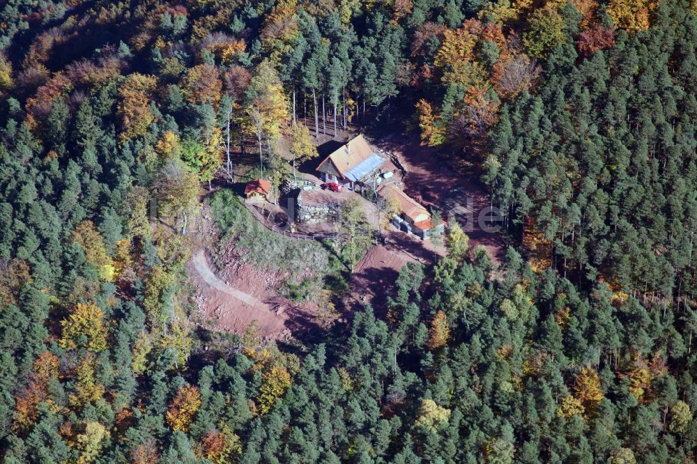 Luftaufnahme Annweiler am Trifels - Gebäude der Jungpfalzhütte im Pfälzerwald in Annweiler am Trifels im Bundesland Rheinland-Pfalz
