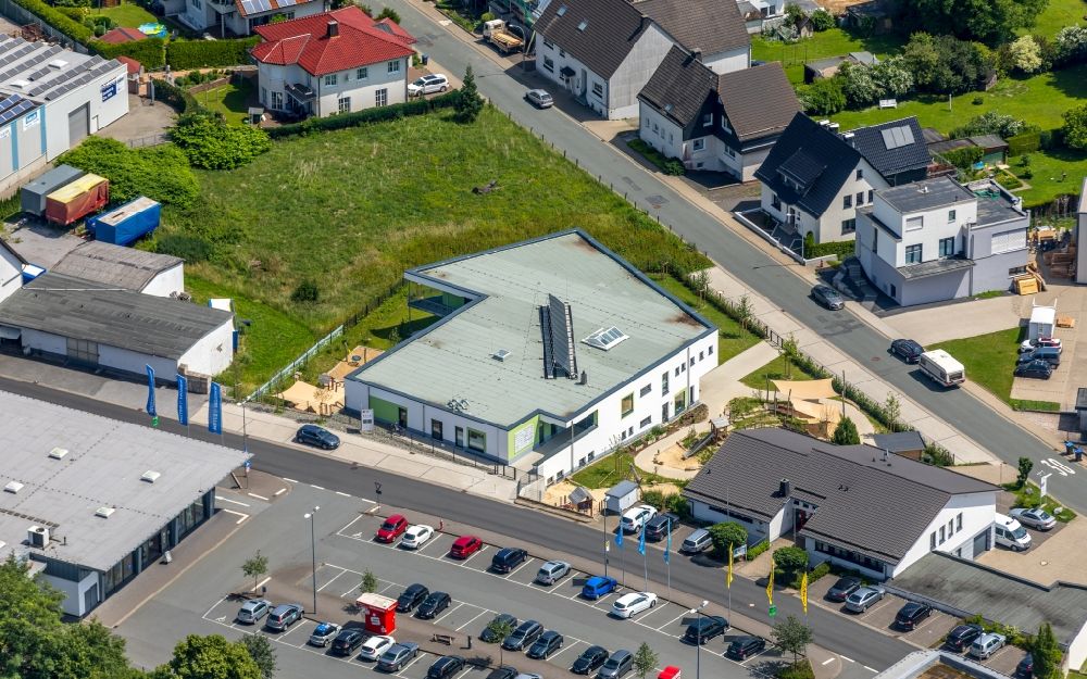 Brilon von oben - Gebäude der KITA Kindertagesstätte - Kindergarten DRK-Kindertageseinrichtung Brilon in Brilon im Bundesland Nordrhein-Westfalen, Deutschland