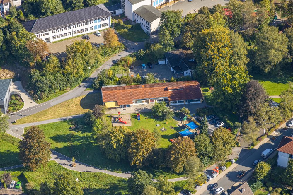 Balve von oben - Gebäude der KITA Kindertagesstätte - Kindergarten Katholischer Kindergarten Sankt Blasius in Balve im Bundesland Nordrhein-Westfalen, Deutschland