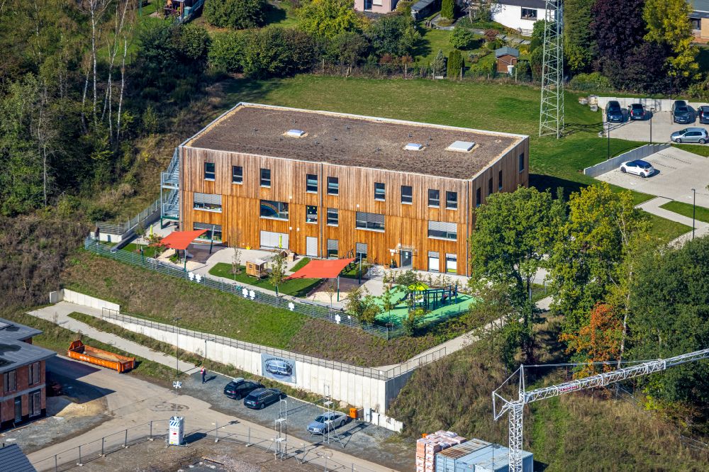 Luftbild Meschede - Gebäude der KITA Kindertagesstätte - Kindergarten Kindergarten und Familienzentrum Mobile in Meschede im Bundesland Nordrhein-Westfalen, Deutschland