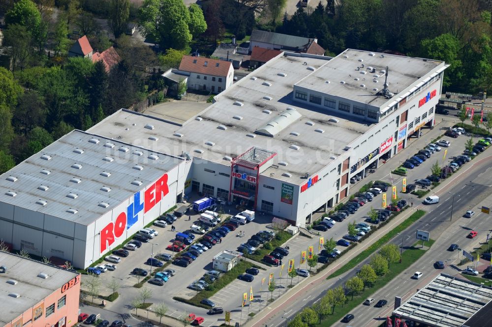 Luftbild Berlin Mahlsdorf - Gebäude - Komplex des ROLLER Einkaufszentrum an der B1 in Mahlsdorf im Stadtbezirk Marzahn-Hellersdorf von Berlin