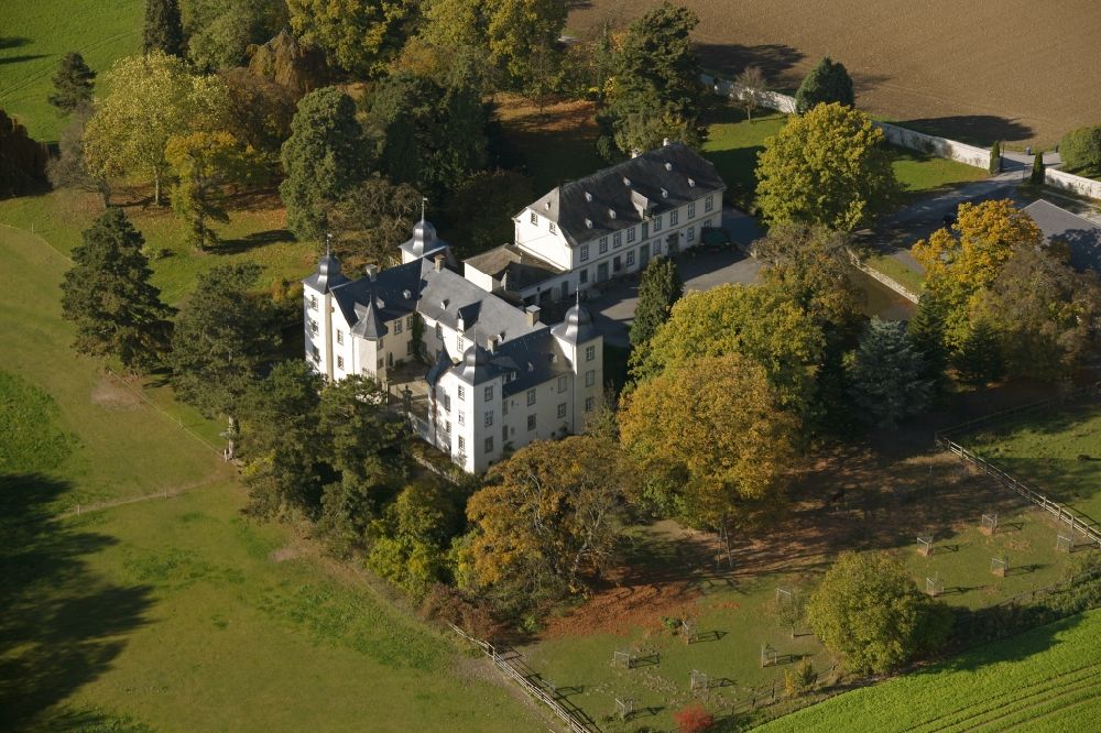 Anröchte - Mellrich aus der Vogelperspektive: Gebäude Komplex des Schloss Eggeringhausen in Anröchte - Mellrich in Nordrhein-Westfalen