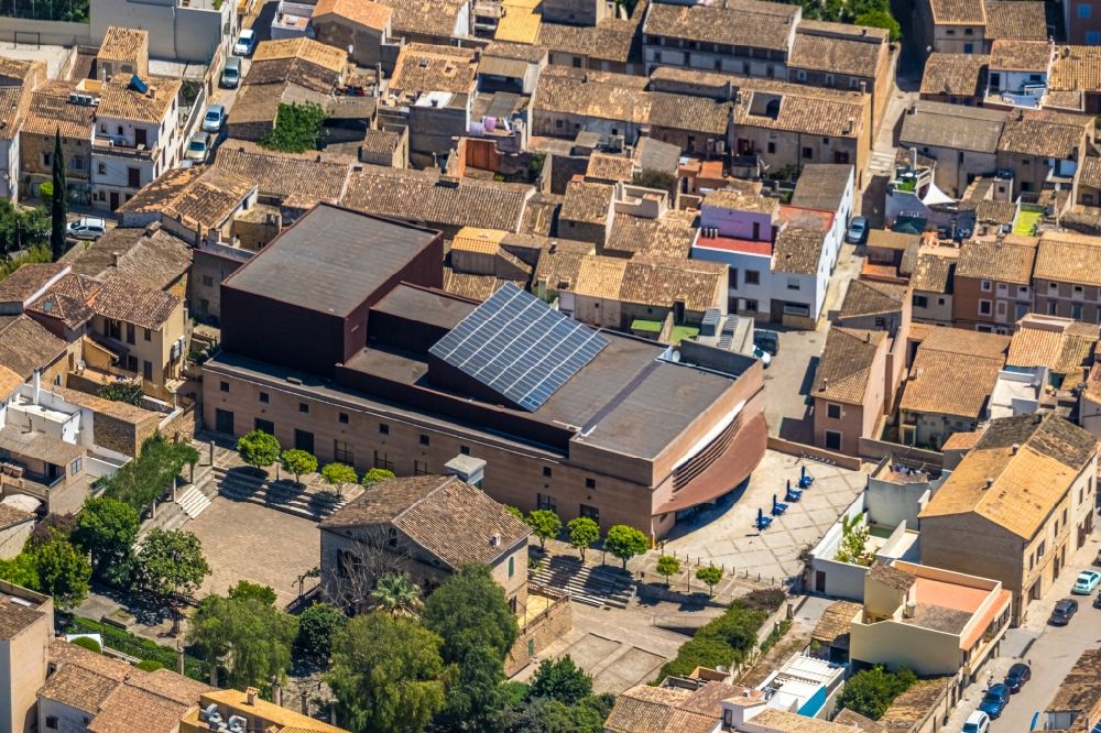 Arta aus der Vogelperspektive: Gebäude des Konzerthauses und Theater- Schauspielhauses in Arta in Balearische Insel Mallorca, Spanien