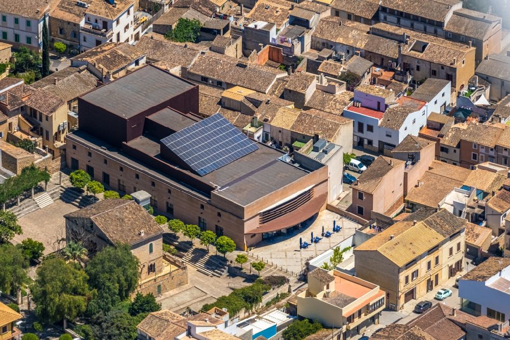 Luftbild Arta - Gebäude des Konzerthauses und Theater- Schauspielhauses in Arta in Balearische Insel Mallorca, Spanien