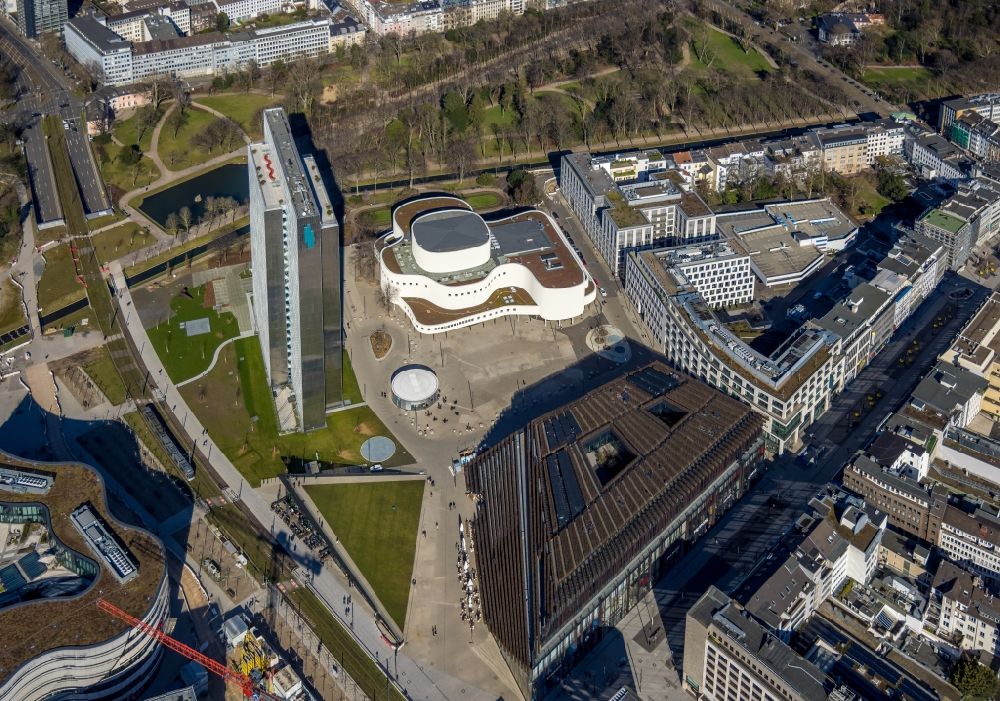 Düsseldorf von oben - Gebäude des Konzerthauses und Theater- Schauspielhauses und das Dreischeibenhaus in Düsseldorf im Bundesland Nordrhein-Westfalen, Deutschland