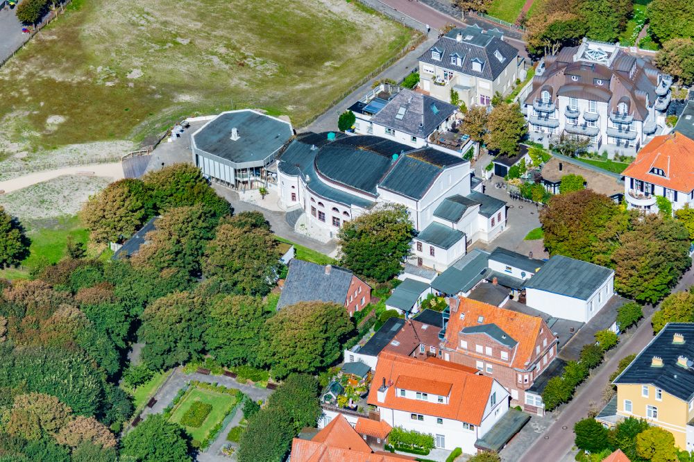 Luftaufnahme Norderney - Gebäude des Konzerthauses und Theater- Schauspielhauses auf der Insel Norderney im Bundesland Niedersachsen, Deutschland