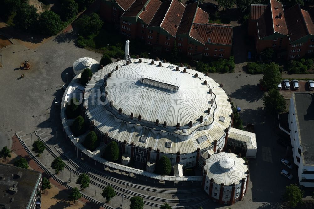 Luftaufnahme Itzehoe - Gebäude des Konzerthauses und Theater- Schauspielhauses in Itzehoe im Bundesland Schleswig-Holstein