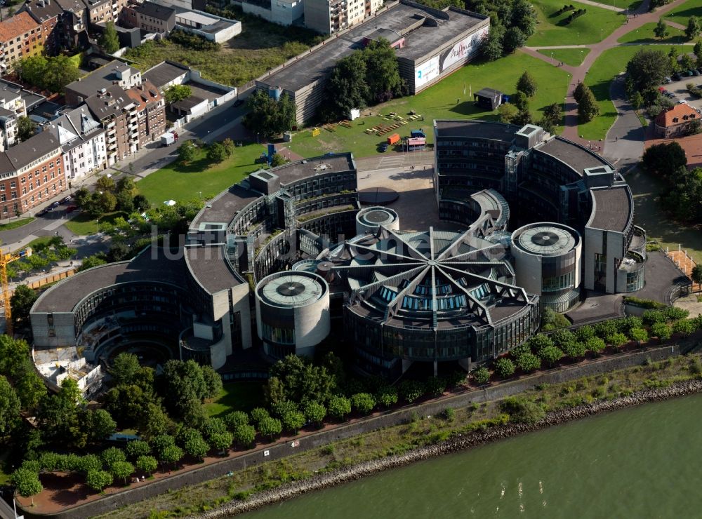 Düsseldorf von oben - Gebäude des Landtag von Düsseldorf mit dem Sitz der Landesregierung und des Landesparlament am Ufer des Flusses Rhein in Düsseldorf in Nordrhein-Westfalen NRW