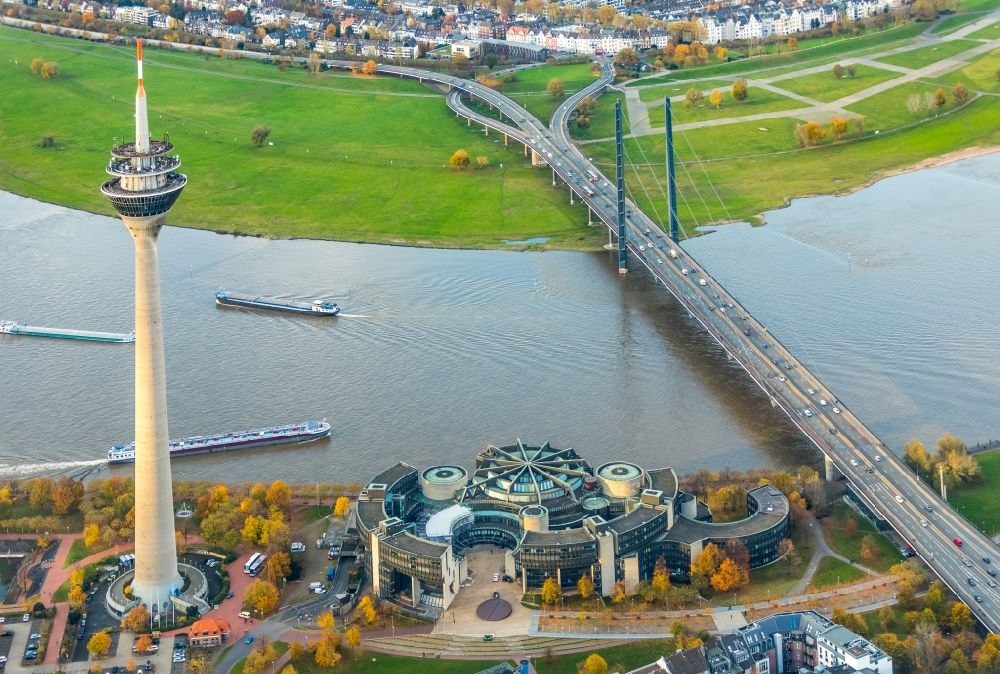 Luftbild Düsseldorf - Gebäude des Landtag von Düsseldorf mit dem Sitz der Landesregierung und des Landesparlament am Ufer des Flusses Rhein in Düsseldorf in Nordrhein-Westfalen NRW