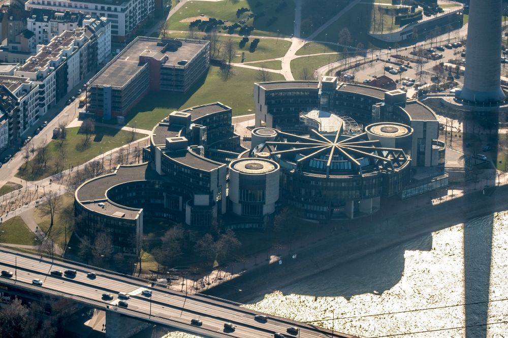 Luftaufnahme Düsseldorf - Gebäude des Landtag von Düsseldorf mit dem Sitz der Landesregierung und des Landesparlament am Ufer des Flusses Rhein in Düsseldorf in Nordrhein-Westfalen NRW