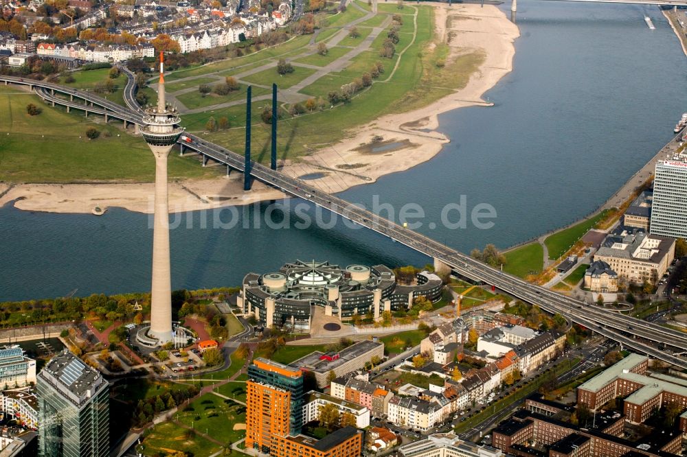Luftbild Düsseldorf - Gebäude des Landtag von Düsseldorf mit dem Sitz der Landesregierung und des Landesparlament am Ufer des Flusses Rhein in Düsseldorf in Nordrhein-Westfalen NRW