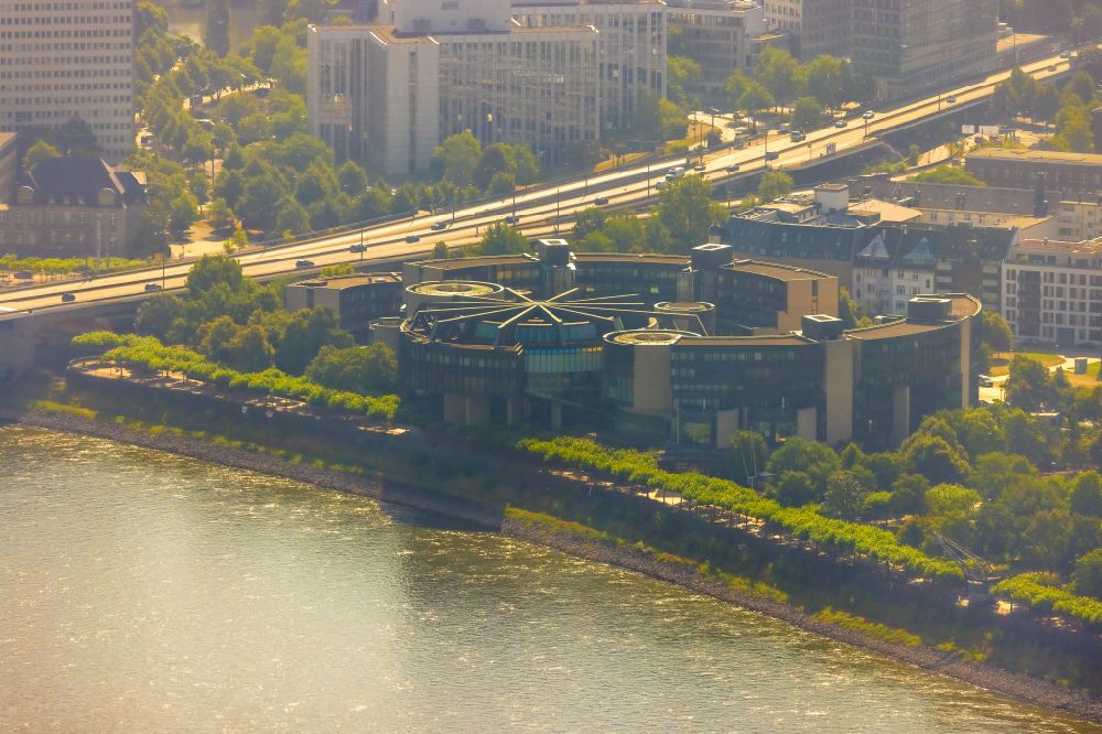 Luftaufnahme Düsseldorf - Gebäude des Landtag mit Sitz der Landesregierung und des Landesparlament am Ufer des Flusses Rhein in Düsseldorf in Nordrhein-Westfalen NRW
