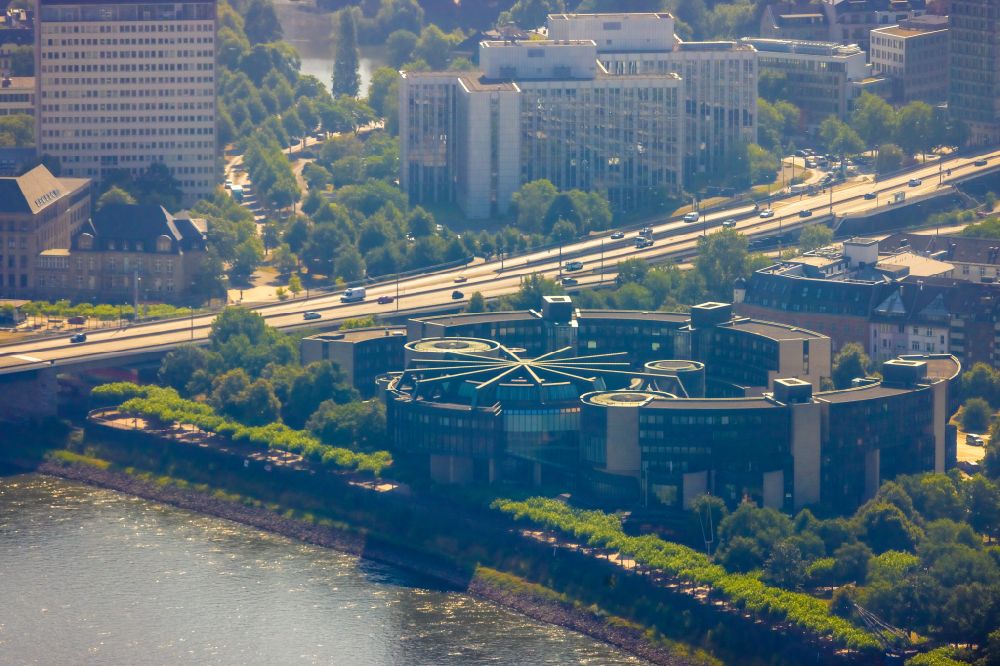 Düsseldorf von oben - Gebäude des Landtag mit Sitz der Landesregierung und des Landesparlament am Ufer des Flusses Rhein in Düsseldorf in Nordrhein-Westfalen NRW